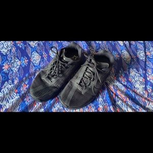 Black Nike metcon 6’s